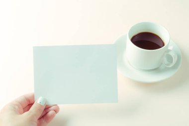 Kahve fincanı ile yer ile boş kartı