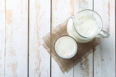 cam sürahi ve bardak ahşap zemin üzerinde taze süt