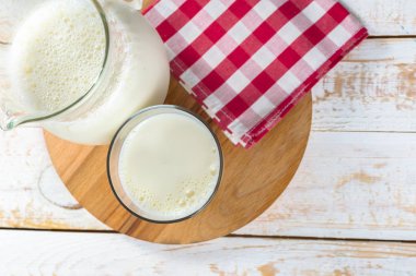 cam sürahi ve bardak ahşap zemin üzerinde taze süt