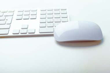 Bilgisayar office klavye bakış beyaz arka plan üzerinde kapatın
