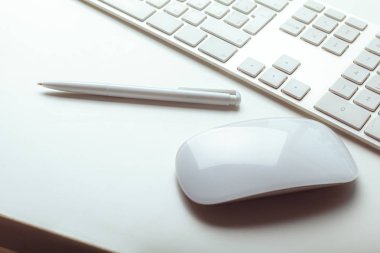 Bilgisayar office klavye bakış beyaz arka plan üzerinde kapatın