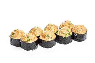 Beyaz arka plan üzerinde izole taze malzemelerle suşi roll