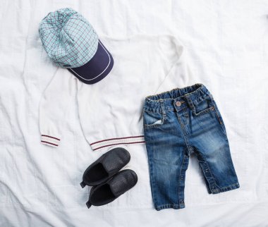 Bebek Çocuk giyimi beyaz zemin üzerine izole yakın çekim 