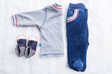 Bebek Çocuk giyimi beyaz zemin üzerine izole yakın çekim 