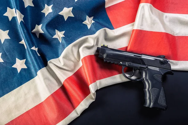 Amerikan bayrağı üzerinde yalan tabanca yakın çekim 