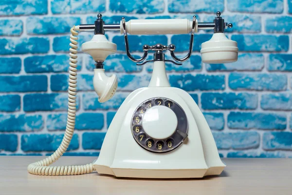 Vooraanzicht Van Wit Retro Telefoon Houten Tafel — Stockfoto