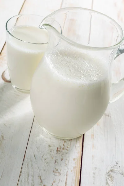 Čerstvé Mléko Skleněné Konvici Skla Dřevěné Pozadí — Stock fotografie