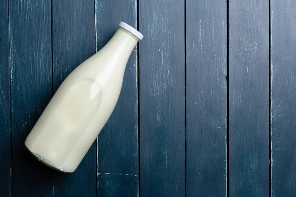 瓶の中の自然牛乳 — ストック写真