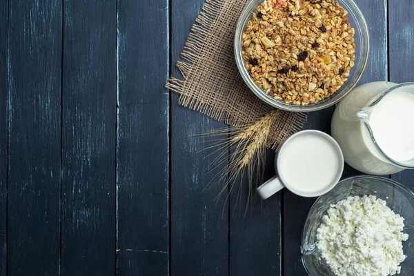 ahşap arka plan üzerinde yükseltilmiş görünümü süzme peynir ve süt 