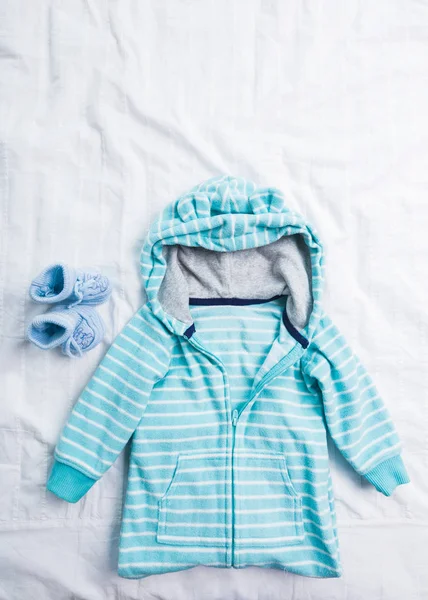 Bebek Çocuk giyimi beyaz zemin üzerine izole yakın çekim 