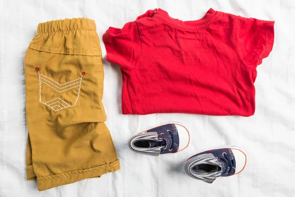 Bebek Çocuk giyimi beyaz zemin üzerine izole yakın çekim 