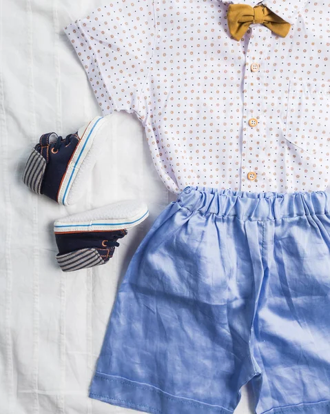 Bebek Çocuk giyimi beyaz zemin üzerine izole yakın çekim 