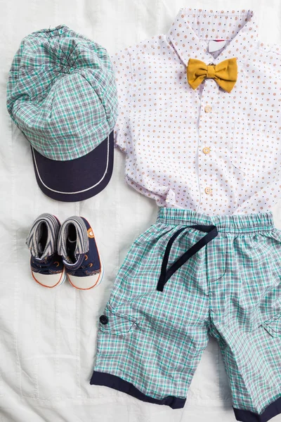 Bebek Çocuk giyimi beyaz zemin üzerine izole yakın çekim 