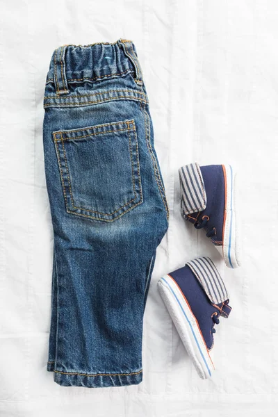 Bebek Çocuk giyimi beyaz zemin üzerine izole yakın çekim 