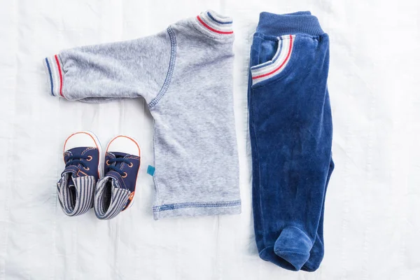 Bebek Çocuk giyimi beyaz zemin üzerine izole yakın çekim 