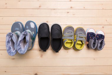 Bebek patik için ahşap arka plan, küçük çocuğa yakın çekim 