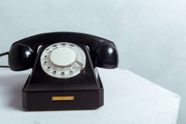 beyaz masa üzerinde siyah Retro telefon önden görünümü