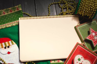 Tebrik kartı yılbaşı süsleriyle süslenir. 