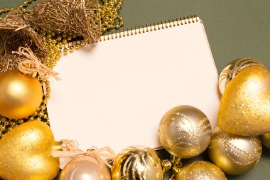 Tebrik kartı yılbaşı süsleriyle süslenir. 