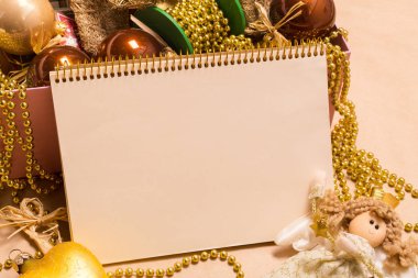 Tebrik kartı yılbaşı süsleriyle süslenir. 