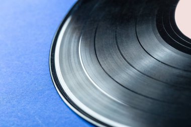 Retro vinil kayıt üzerinde mavi arka plan