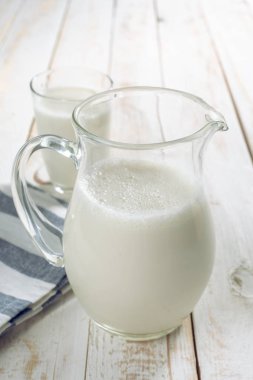 cam sürahi ve bardak ahşap zemin üzerinde taze süt