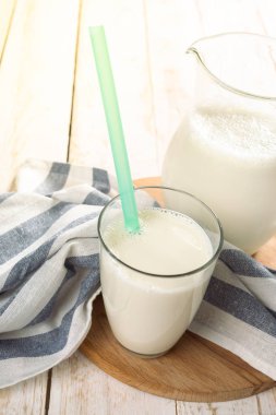 cam sürahi ve bardak ahşap zemin üzerinde taze süt