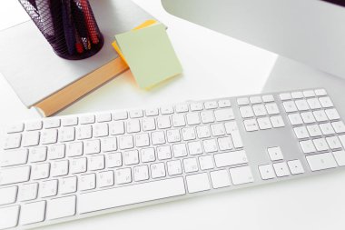 Bilgisayarlı beyaz ofis masası