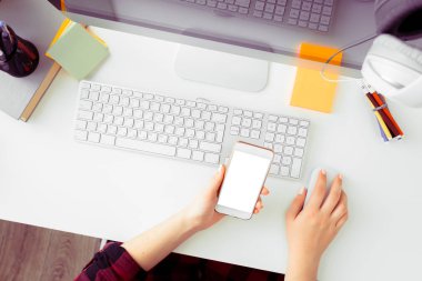 Bilgisayar klavyesinde yazan kadın elleri