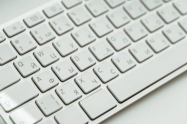 Ofis resepsiyon masası bilgisayar klavye ile