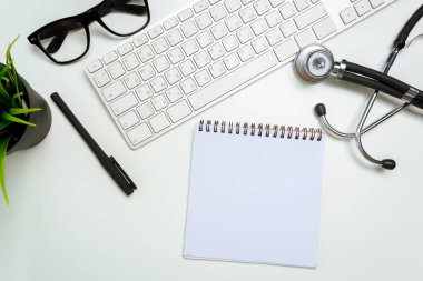çalışma alanı stetoskop ve klavye, yakın çekim ile doktor,