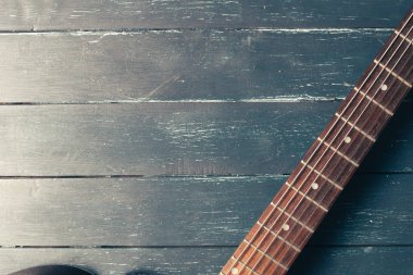 Elektro gitar ahşap arka plan üzerinde Kapat