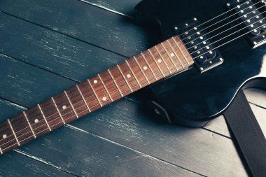 Elektro gitar ahşap arka plan üzerinde Kapat