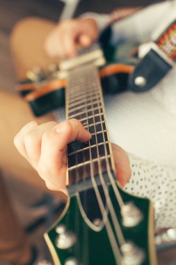 Görünüm erkek el elektro gitar çalmak 