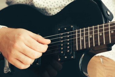 Görünüm erkek el elektro gitar çalmak 