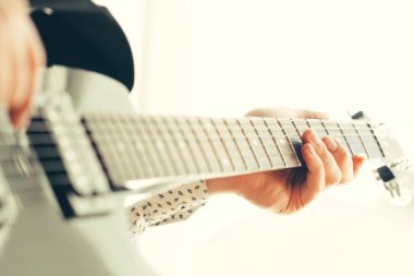 Görünüm erkek el elektro gitar çalmak 