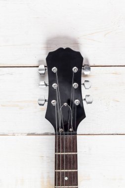 Elektro gitar eski ahşap yüzeyine yakın çekim