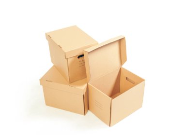 beyaz arkaplanda karton kutular izole