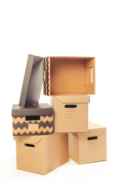 beyaz arkaplanda karton kutular izole