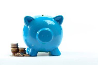 Mavi seramik kumbara jetonlu, yakın çekim  