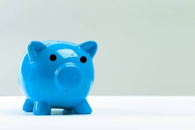 Mavi seramik kumbara, yakın çekim  