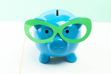 Gözlük, mavi seramik kumbara yakın çekim  