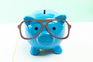 Gözlük, mavi seramik kumbara yakın çekim  