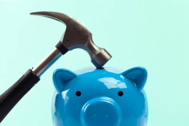 Çekiç ile mavi seramik kumbara yakın çekim  