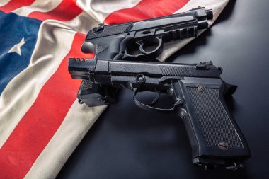 Amerikan bayrağı üzerinde yalan tabanca yakın çekim 