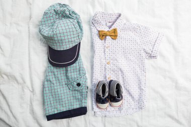 Bebek Çocuk giyimi beyaz zemin üzerine izole yakın çekim 