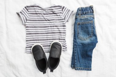 Bebek Çocuk giyimi beyaz zemin üzerine izole yakın çekim 