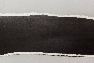 siyah gri arka plan üzerinde kağıt sökük yakın çekim 