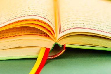 İslami kitap Kuran Kerim closeup görünümü
