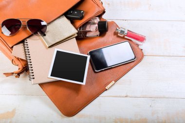 ahşap arka plan, kadın çantası şeyler yakın çekim 